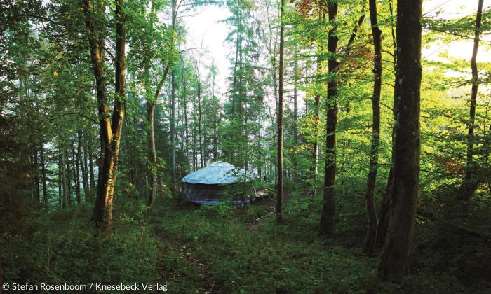 Jurte im Wald - aus Stefan Rosenboom/Nadja Schotthöfer/David Schuster: "Die fliegende Jurte - Vom Glück einfach zu leben" (Knesebeck).