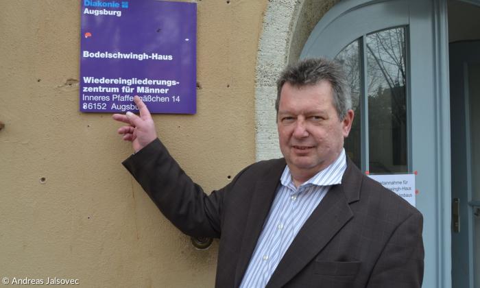 Leiter Harald Eckart vor dem Bodelschwingh-Haus
