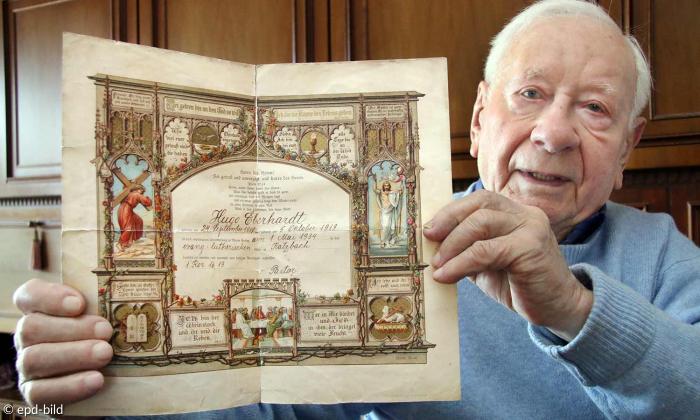 Engelkonfirmation - Hugo Eberhard aus Wettmar mit seiner Konfirmationsurkunde.