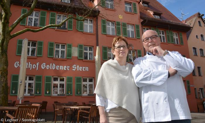 Petra und Dieter Trutschel vor dem »Goldenen Stern« in Schwabach, wo 1529 »Reformationsgeschichte« geschrieben wurde, als die »Schwabacher Artikel« verhandelt wurden.
