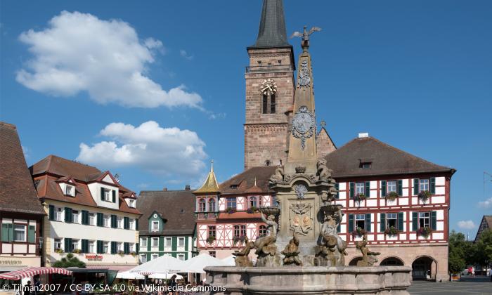 Der Königsplatz mit dem Schönen Brunnen, dem Rathaus und der Stadtkirche St. Johannes und St. Martin in Schwabach.