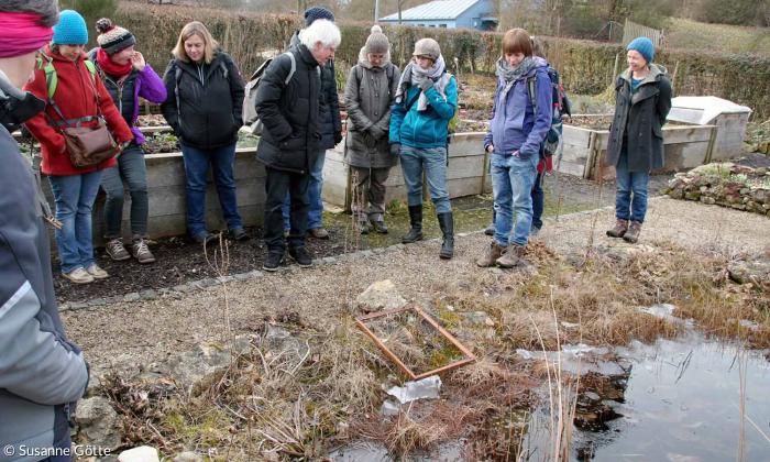 Die Gruppe angehender Naturpädagogen im Garten des Bund Naturschutz Regensburg.
