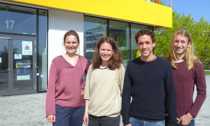 Hochschulpfarrerinnen mit Studenten.