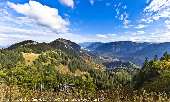Blick über die Ammergauer Alpen und das Graswangtal in Richtung Ettal.