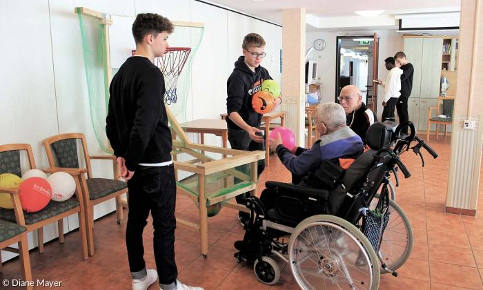 Schüler zur Seniorenbetreuung