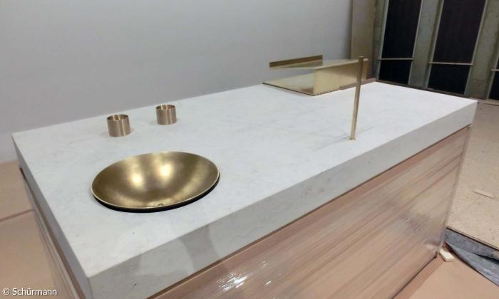 Der Altar der Dietrich-Bonhoeffer-Kirche in Kösching.