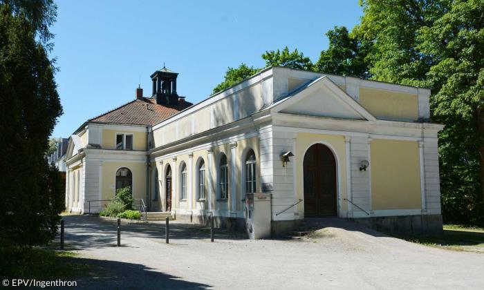 Bethalle auf dem evangelischen Friedhof in Regensburg.