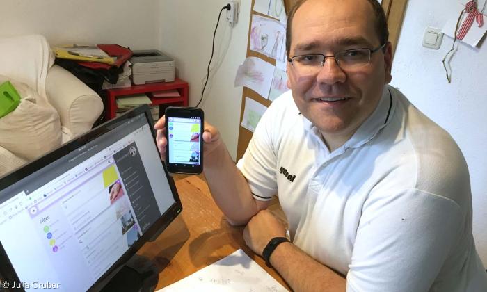 Pfarrer Gerhard Beck mit seiner neuen App.