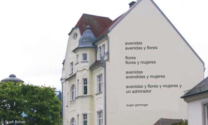 Rehauer Hausfassade mit dem Gedicht "Avenidas"