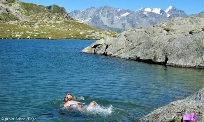 Christine Scheel beim Bad im eiskalten Bergsee