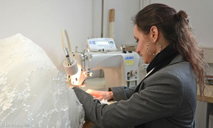 Schneiderin Anna Uspek aus Puchheim bei München näht Brautkleider.