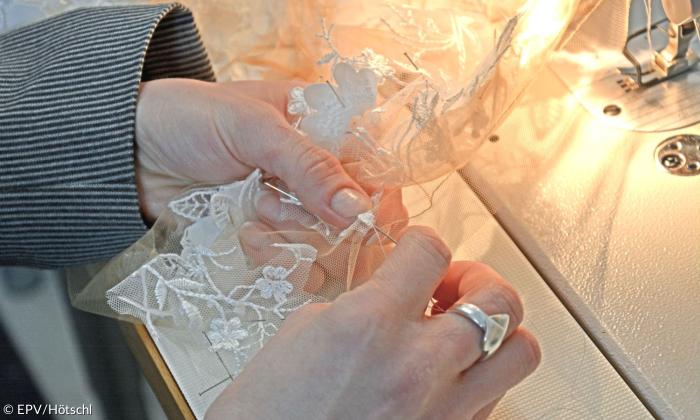 Bis zu 90 Stunden Handarbeit stecken in jedem Brautkleid von Anna Uspek.