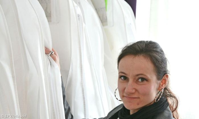 Rund drei Monate dauert es, bis das Brautkleid fertig an der Kleiderstange hängt.
