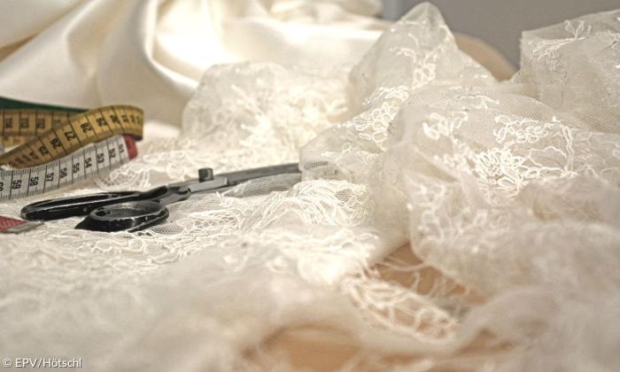 Brautkleider sind traditionell in Weiß. 