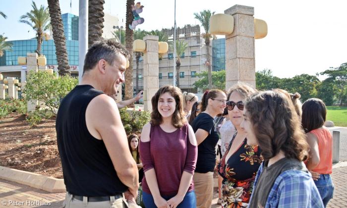 Günter Wurm mit Freunden vor dem Rathaus in der israelischen Stadt Karmiel