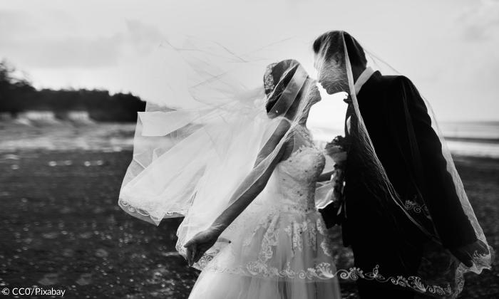 Hochzeit Paar schwarz weiß Strand