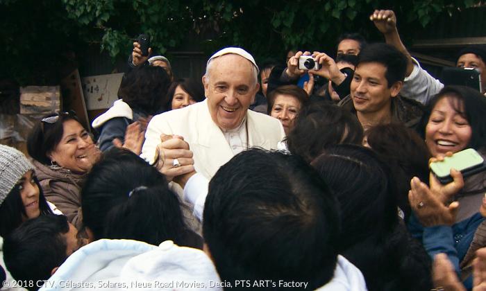 Papst Franziskus - Ein Mann seines Wortes: der volksnahe Franziskus in einer Menschengruppe während eines Südamerikabesuchs.