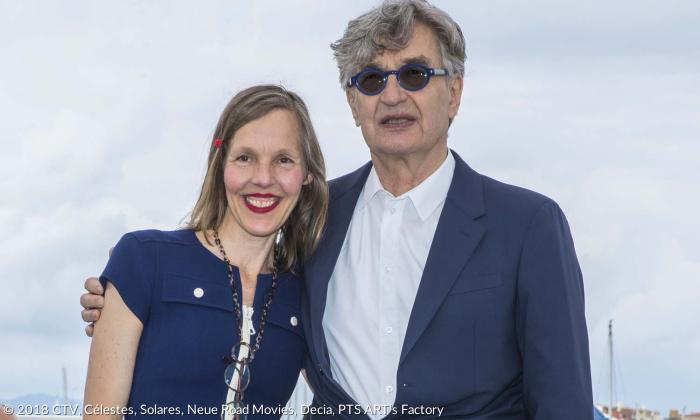 Wim Wenders mit seiner Frau, der Fotografin Donata Wenders, während der Filmfestspiele von Cannes im Mai 2018 bei der Präsentation von »Papst Franziskus - Ein Mann seines Wortes«.