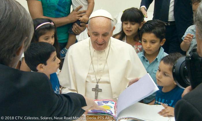 »Spielen Sie mit Ihren Kindern?« Papst Franziskus schaut sich Bilder an, die Kinder für ihn gemalt haben.