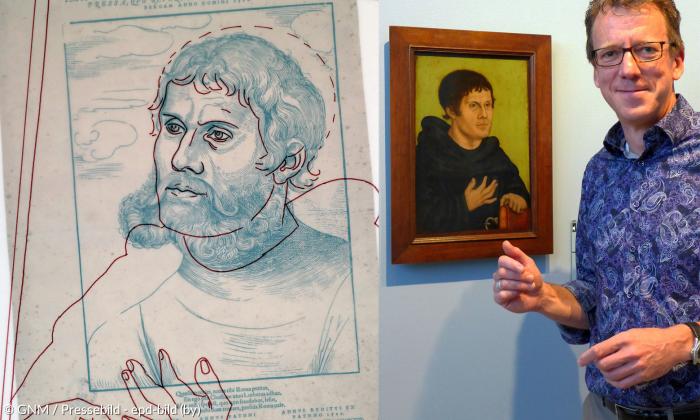 Wie authentisch sind die Luther-Bildnisse von Lucas Cranach? Untersuchungen machen deutlich, dass viele Porträts demselben Schema unterliegen. Hier wurde eine Schablone des posthumen Augustinermönch-Bilds über den bekannten Stich gelegt, der Martin Luther als bärtigen »Junker Jörg« zeigt - so, wie er sich auf der Wartburg verbarg. Rechts der Stellvertreter des Generaldirektors des Germanischen Nationalmuseums, Daniel Hess.