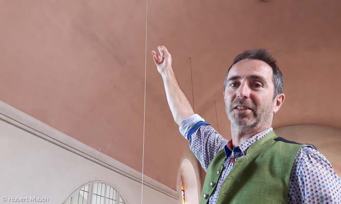 Pfarrer Michael Murner im Dachboden der Christuskirche.