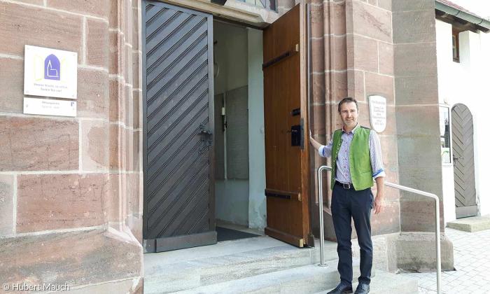 Eingang Christuskirche Neumarkt mit Pfarrer Michael Murner.