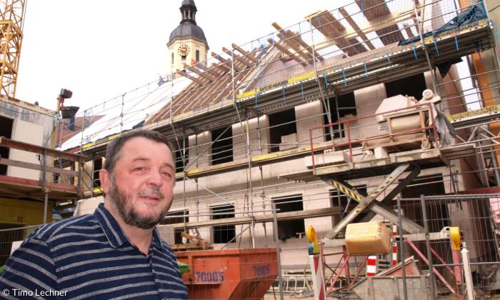 Pfarrer Christian von Rotenhan vor dem Bau des Gemeindezentrums "Kircheneck" in Wilhermsdorf