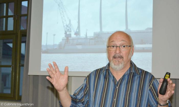 Rüstungsexperte Jürgen Grässlin beim EBW-Vortrag in Regensburg.