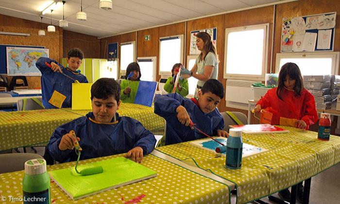In der ZAE Zirndorf: Kreativstunde für die Kinder mit der Künstlerin Sabine Schwarz aus Roßtal