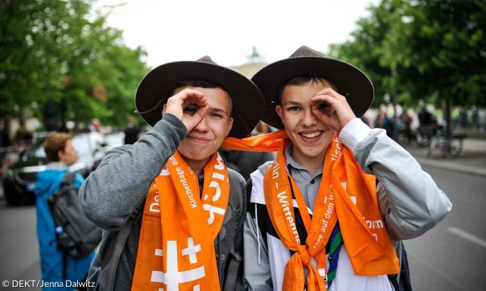 Kirchentag: Jugendliche mit Tuch