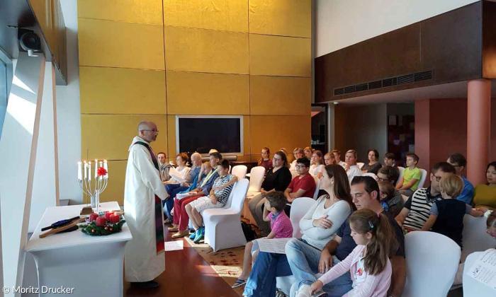 Pfarrer Moritz Drucker feiert Gottesdienst in Dubai