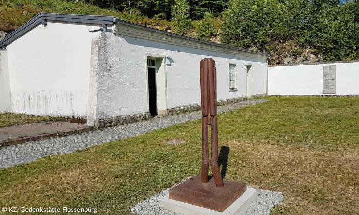 Hiob III. heißt die Skulptur im ehemaligen Arresthof, dem Exekutionsort Dietrich Bonhoeffers.