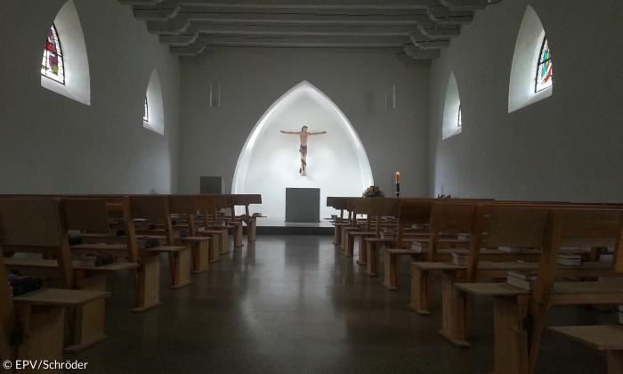 Heller und schlichter präsentiert sich das Kircheninnere.