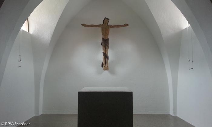 Kruzifix in der Apsis der Kreuzkirche