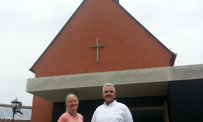 Gisela Wagner und Pfarrer Sachi vor der Kirche
