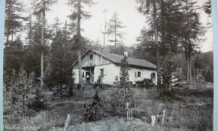 Die Südtiroler Sommeralm Hochkasern bei Spinges des Malers Franz Defregger auf einem historischen Foto (um 1900).