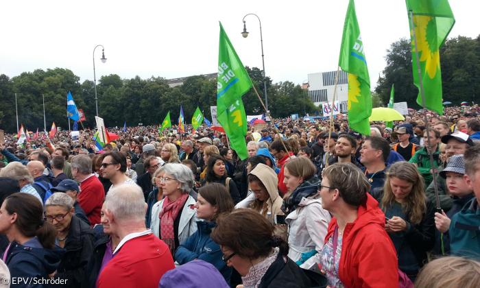 Menschenmenge Demo #ausgehetzt Koenigsplatz.