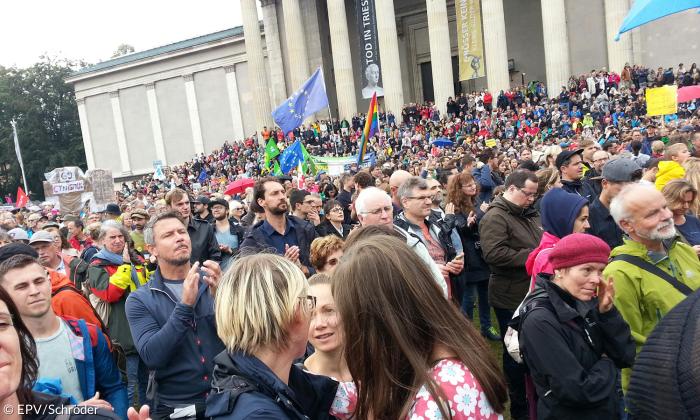 Menschenmenge #ausgehetzt Koenigsplatz