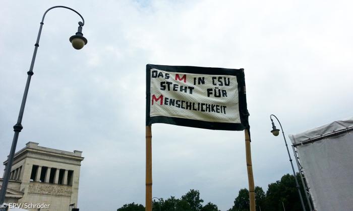 Schild Demo #ausgehetzt Menschlichkeit