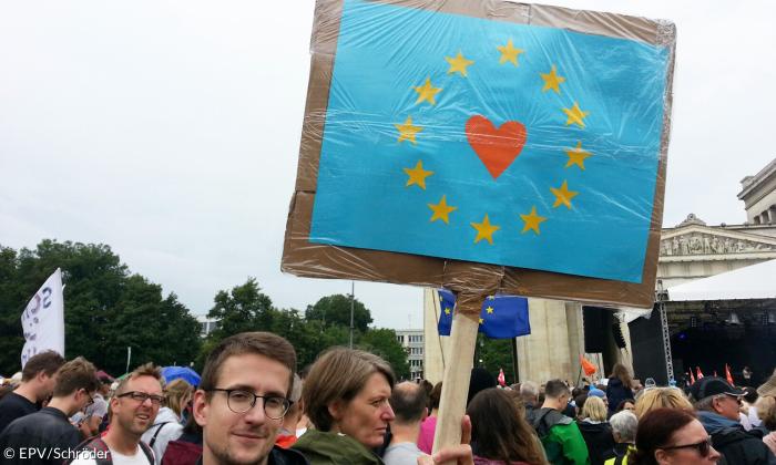Demo #ausgehetzt Schild EU Herz