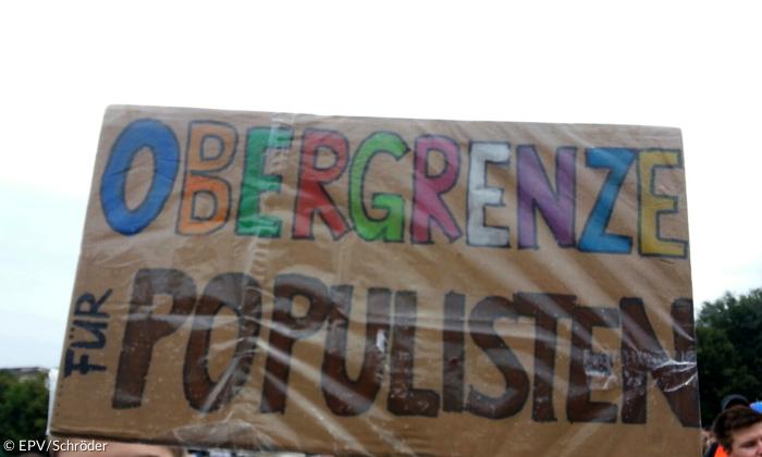 Demo #ausgehetzt Schild Populisten