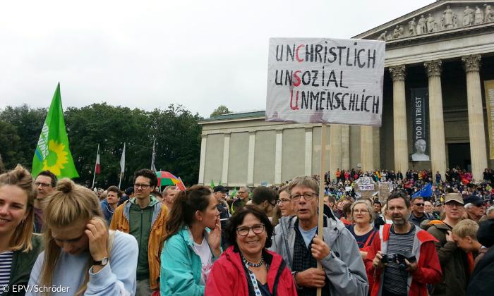 Demo #ausgehetzt Schild unsozial