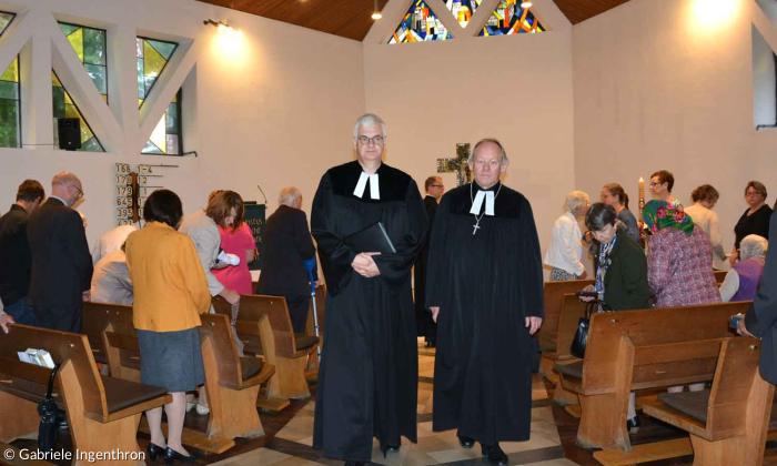 Pfarrer Thomas Koschnitzke (links) und Dekan Eckhard Herrmann beim Auszug aus der Kreuzkirche.