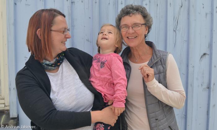 Jana Gerlach und Täufling Lena zusammen mit Pfarrerin Marlies Gampert