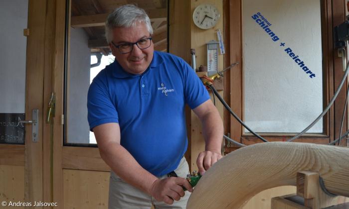 Alphornbauer Thomas Rupp in seiner Werkstatt in Seeg im Allgäu