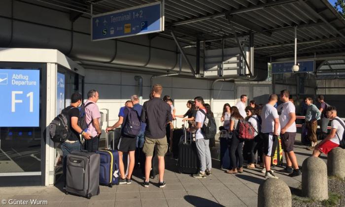 Israelische Jugendliche vor dem Abflug nach Hause am Münchner Flughafen