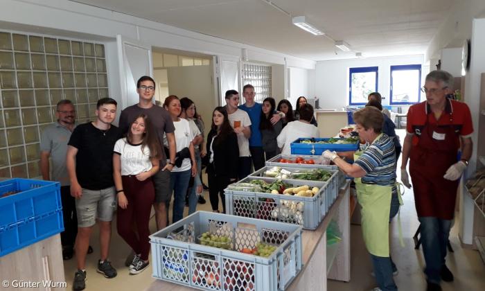 Israelische Jugenliche besuchen die Tafel in Mering