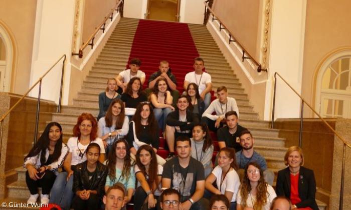 Israelische und Meringer Jugendliche besuchen den Landtag