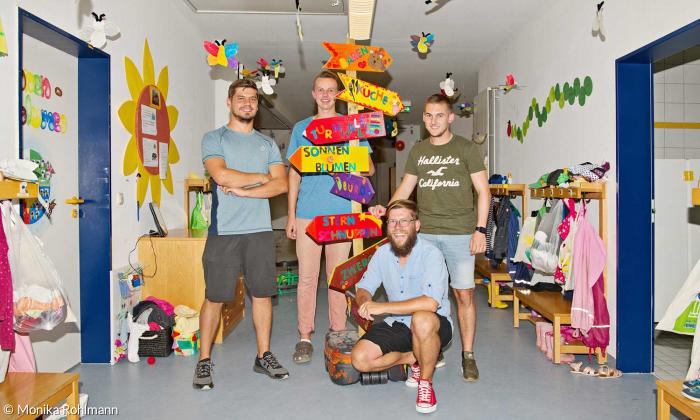  Waldemar Schuchart, Manuel Haslach, Felix Knoedlseder (stehend v. li.) und Kristof Büsing arbeiten als Erzieher und Kinderpfleger.