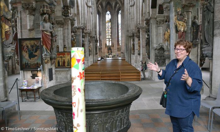 Petra Seegets bei einer Führung in St. Sebald. Die Nürnberger Pfarrerin ist mit Leidenschaft Touristenseelsorgerin.